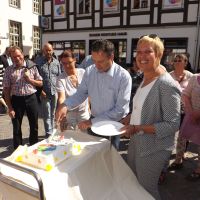 Hamelns Oberbürgermeister Griese schneidet in Begleitung von Stadträtin Kurth-harms die Geburtstagstorte des FiZ an.