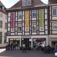 Auf dem Bild ist das Eugen-Reintjes-Haus mit Bannern zum 5-jährigen Jubiläum zu sehen.